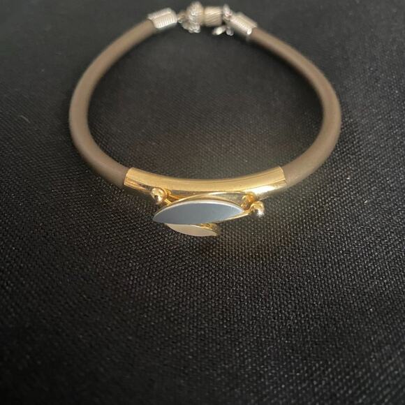 Poly Bracelet Gold Tone Magnetic Closure with safety chain - Picture 2 of 5